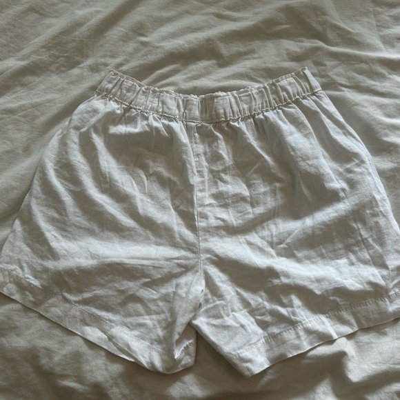 White shorts - Picture 2 of 3